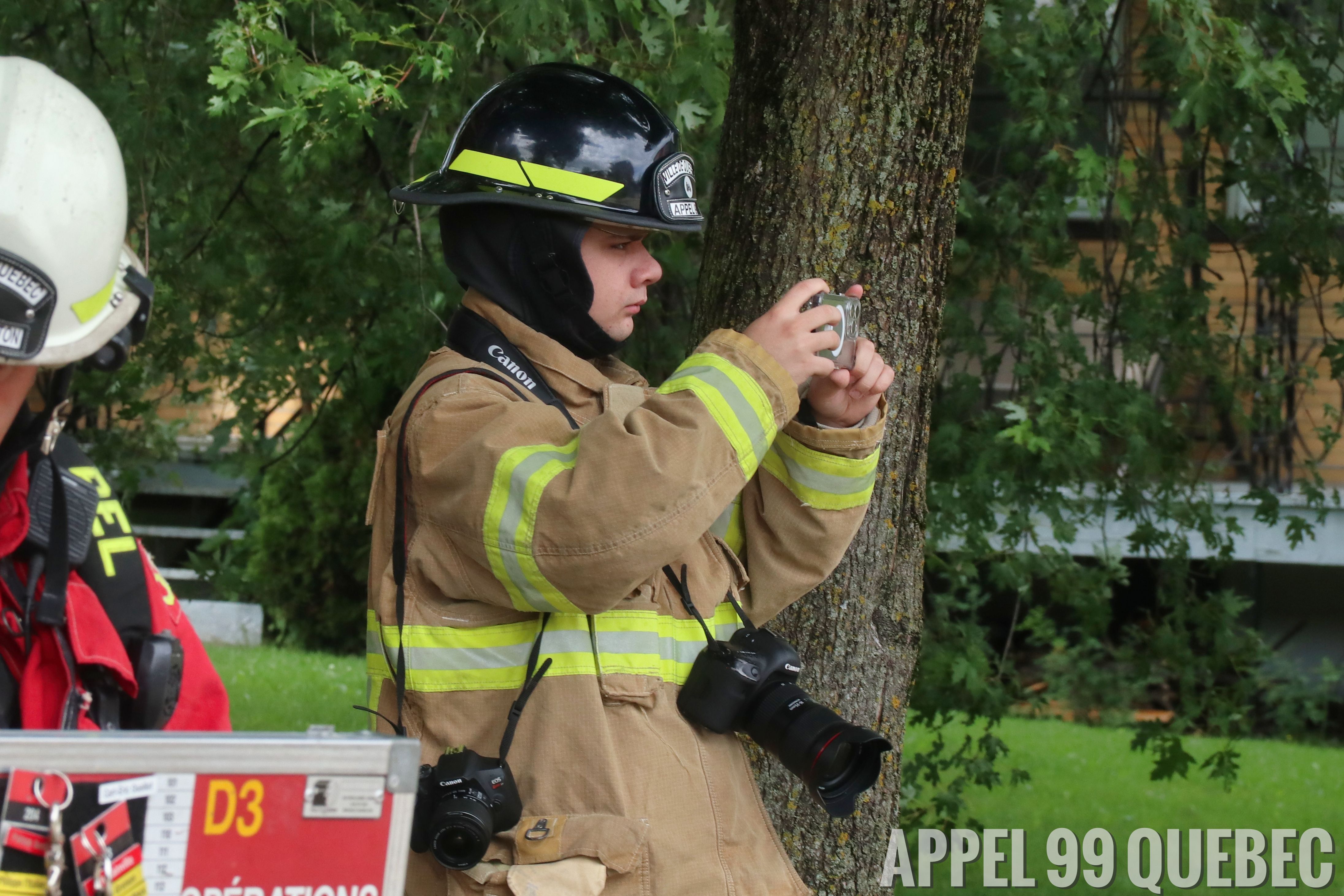 Photographe 2 - Celui-ci alimente les réseaux sociaux d'appel 99 dans le périmètre.